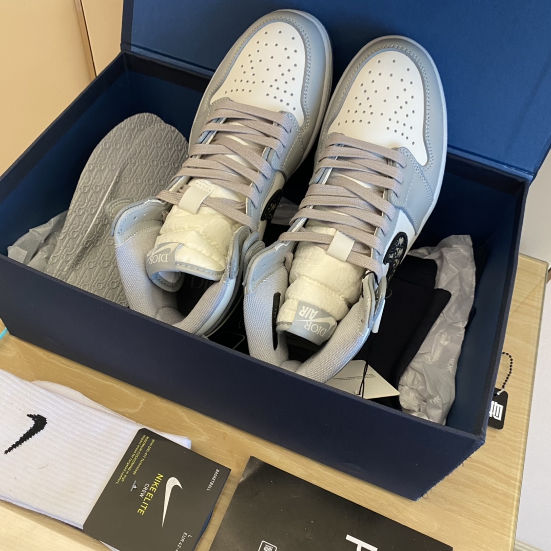 Dior x Air Jordan 1 High Cut Sneakers 