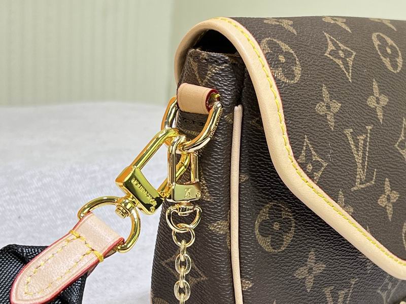 LV BAG New Wave M56461 19x13x5cm ss3