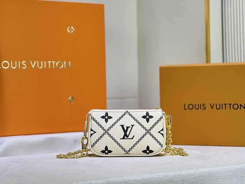 LV BAG Pochette M81140 15.5x10.5x4 cm cs