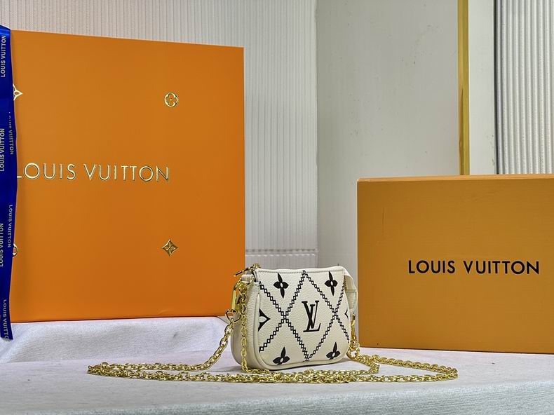 LV BAG Pochette M81140 15.5x10.5x4 cm cs