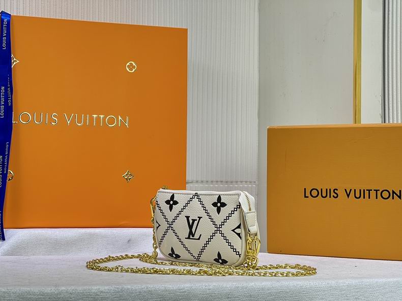 LV BAG Pochette M81140 15.5x10.5x4 cm cs