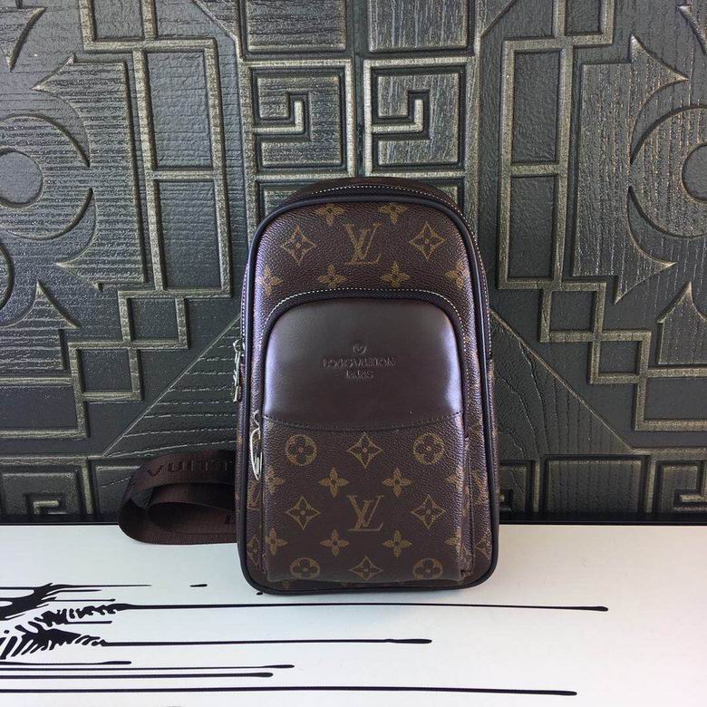 LV Chest pack 942920 18X31X5cm