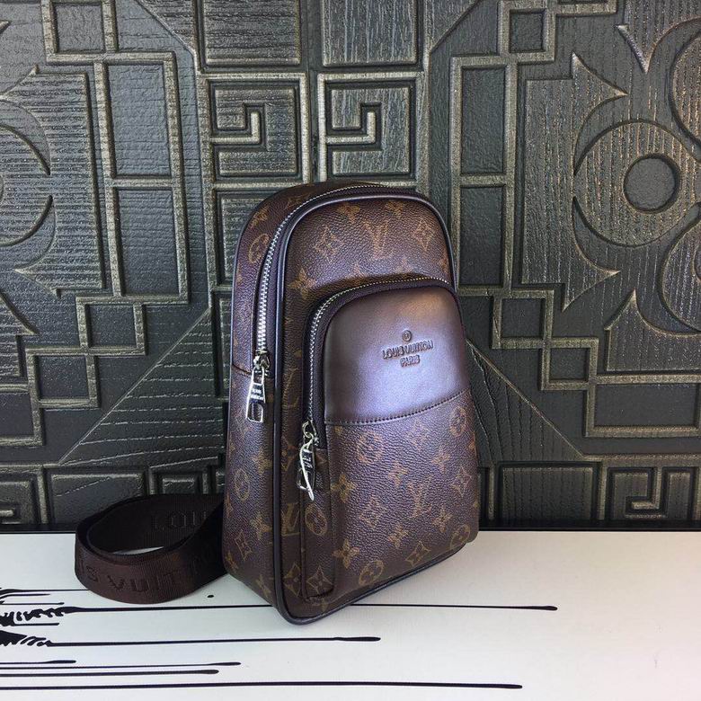 LV Chest pack 942920 18X31X5cm