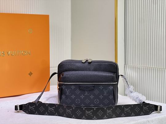 LV BAG Outdoor M30233 29.5x20x10.5cm cs1