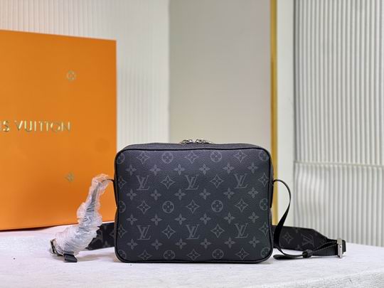 LV BAG Outdoor M30233 29.5x20x10.5cm cs1