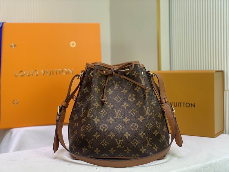 LV Bucket bag M42224