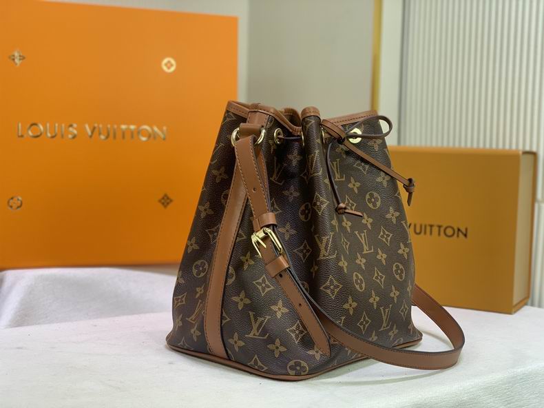 LV Bucket bag M42224