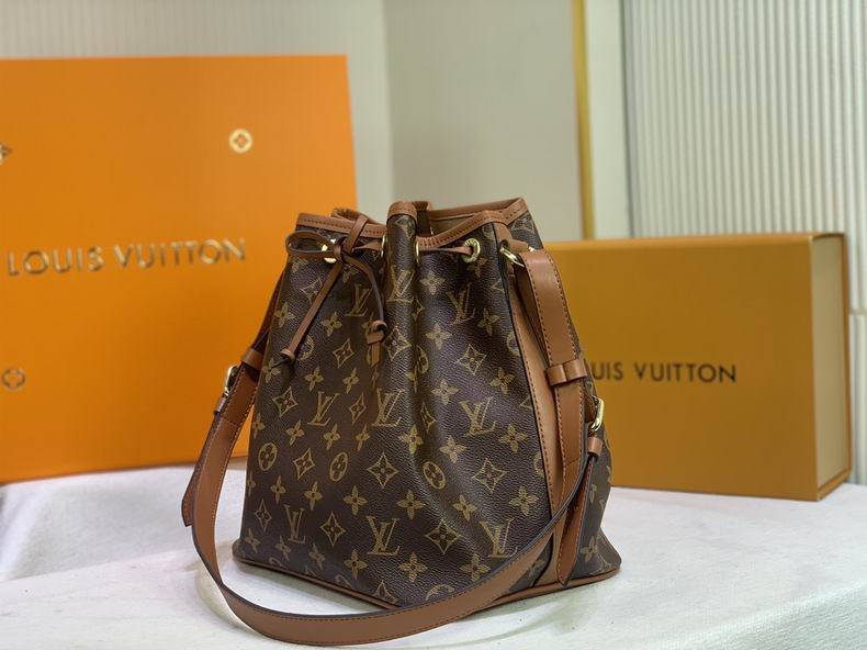 LV Bucket bag M42224