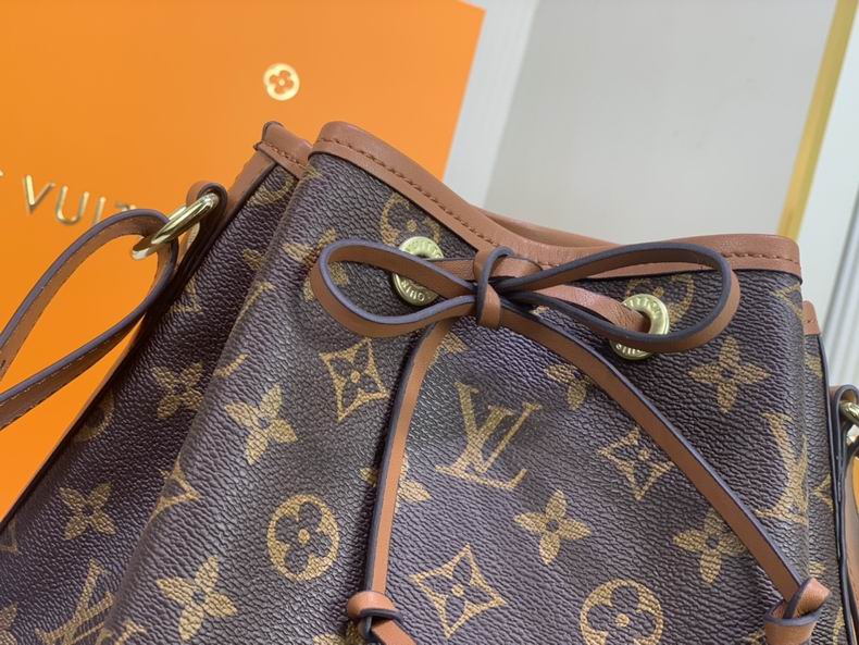 LV Bucket bag M42224