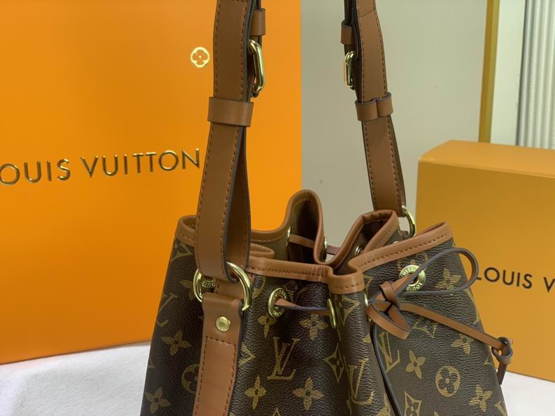 LV Bucket bag M42224