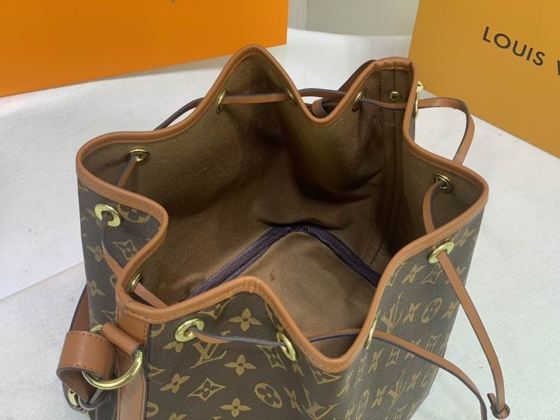 LV Bucket bag M42224