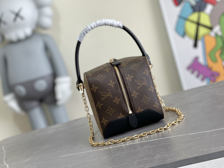 LV Bags Men M43589 16X16X16cm XM