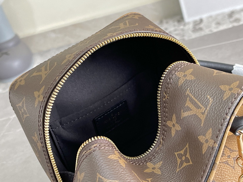 LV Bags Men M43589 16X16X16cm XM