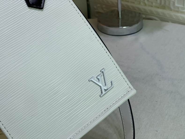 LV BAG Petit Sac Plat M69441 14x17x5 cm