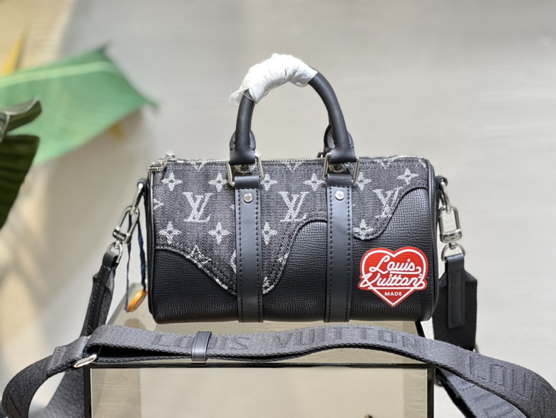 LV Bags Men M81010 12X21X9cm XM