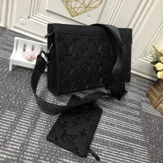 LV BAG Pochette Voyage M81115 22x14.5x4.5cm