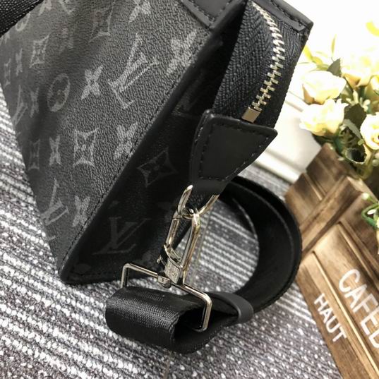 LV BAG Pochette Voyage M81115 22x14.5x4.5cm